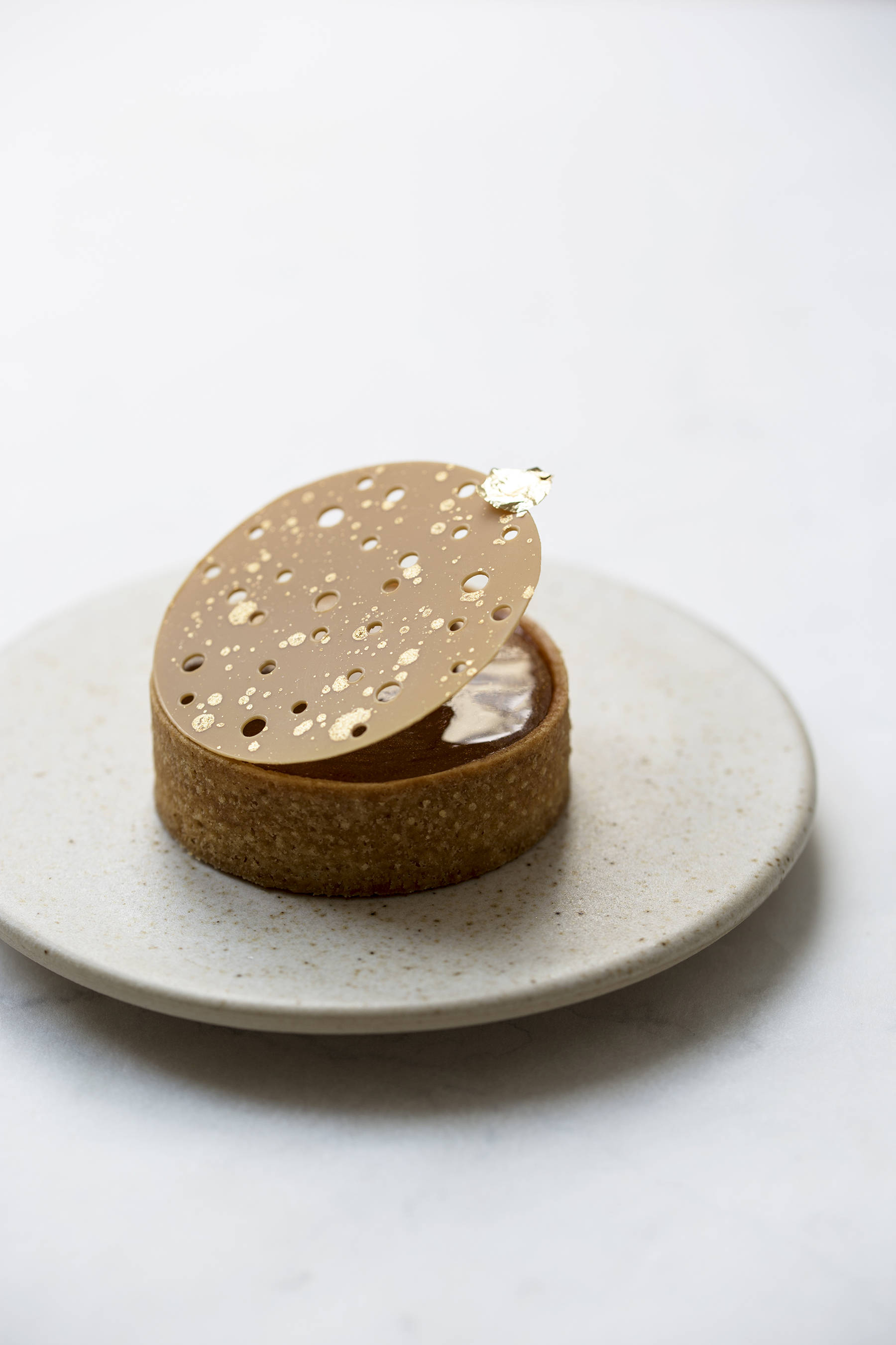 Small peanut tarts with caramelized white chocolate