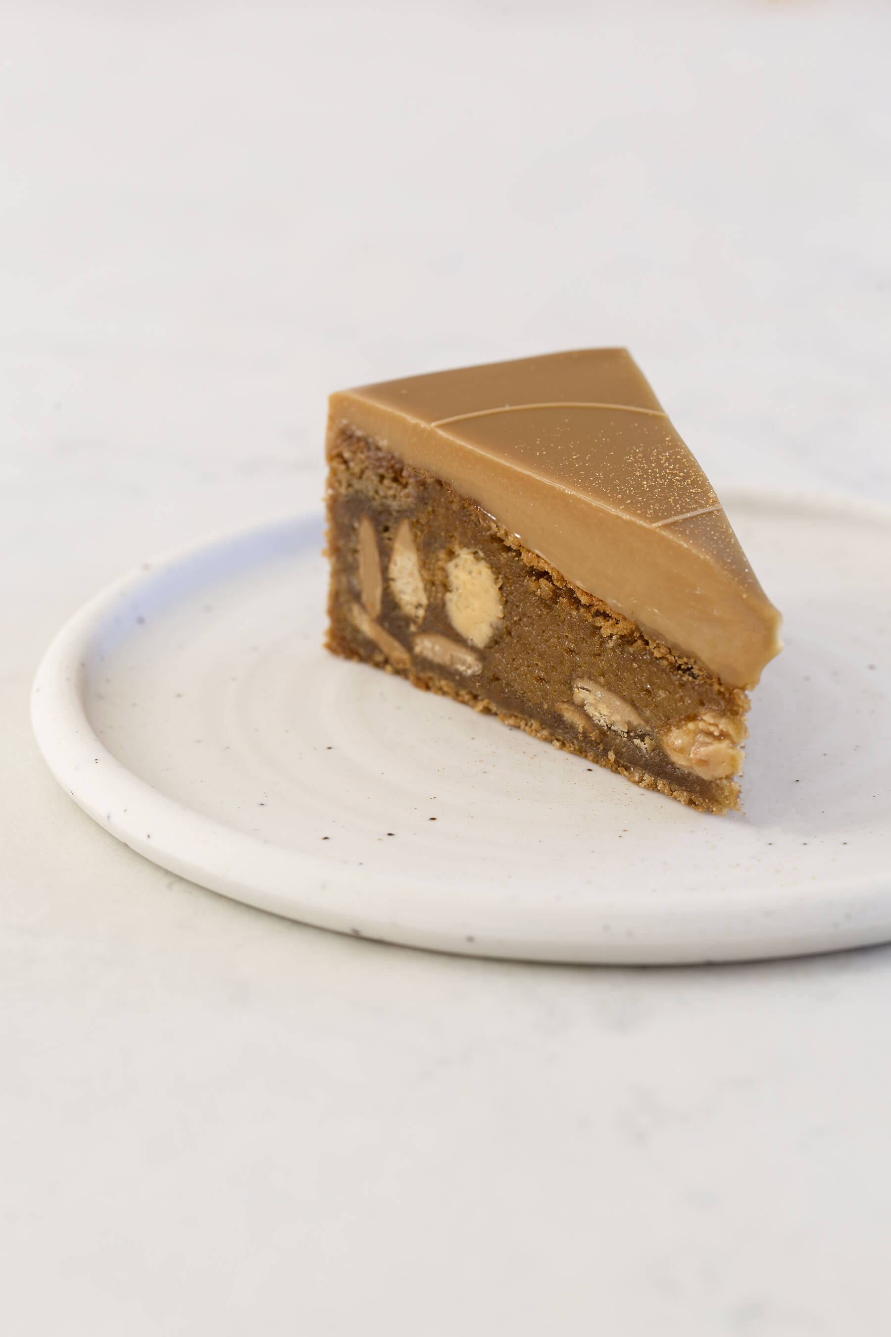 Cookie cake with peanuts and caramel