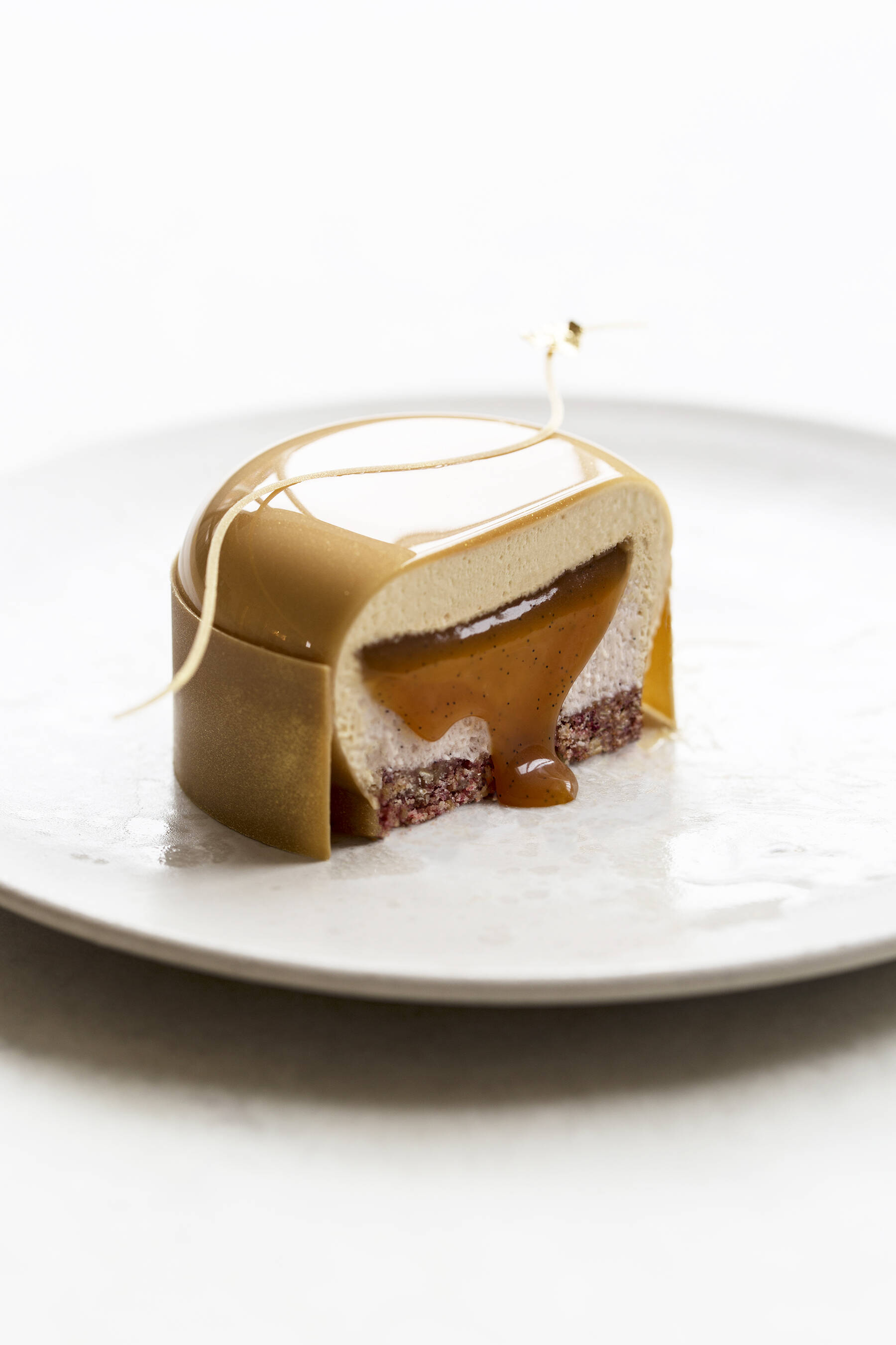 Champagne cakes with strawberries and caramel